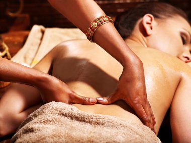 Ayurveda spa tedavisi olan kadın.