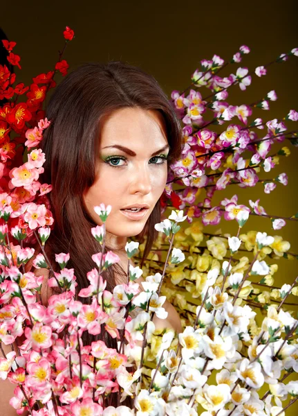 Menina segurando flor de primavera . — Fotografia de Stock