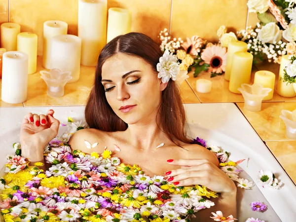 Mujer aplicando crema hidratante . —  Fotos de Stock