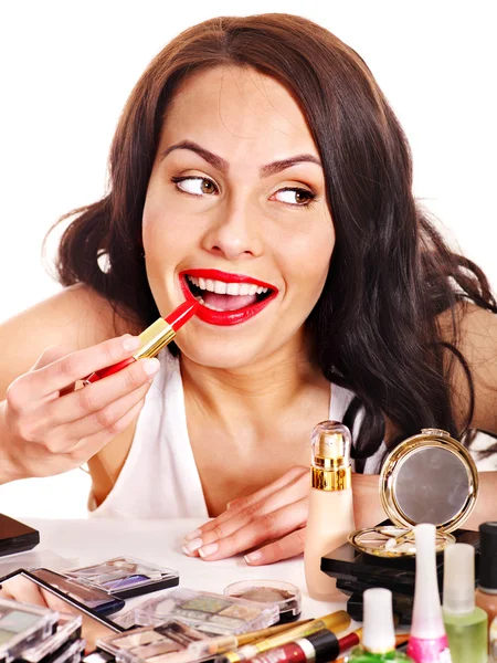 Chica aplicando maquillaje . —  Fotos de Stock