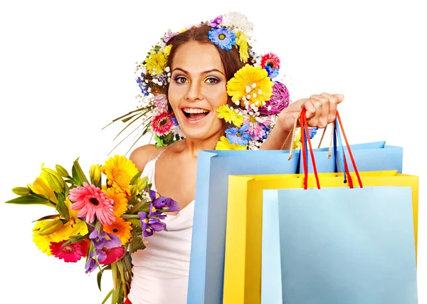 Mulher com saco de compras segurando flor . — Fotografia de Stock