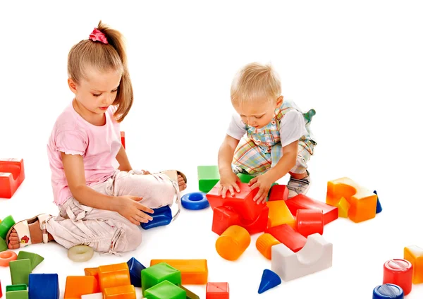 Kinder spielen Bausteine. — Stockfoto