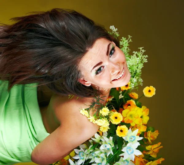Κοπέλα που κρατά λουλούδι την άνοιξη. — Φωτογραφία Αρχείου