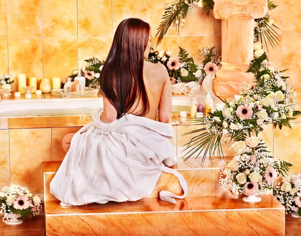 Vrouw in luxe spa. — Stockfoto