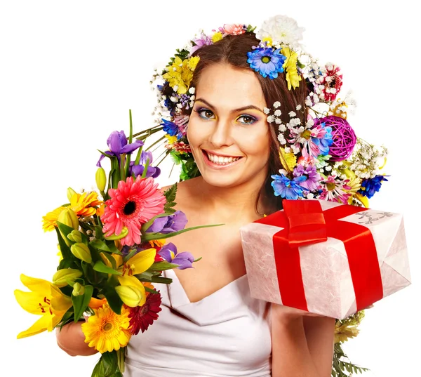 Mujer con caja de regalo y ramo de flores  . — Foto de Stock