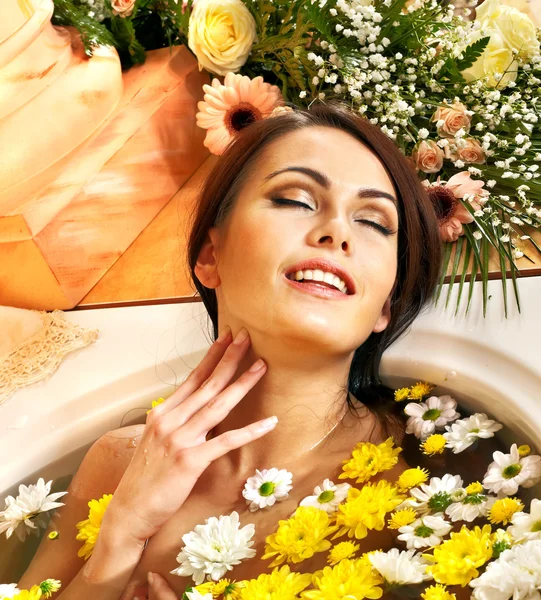 Vrouw in luxe spa. — Stockfoto