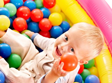 çocuk içinde renkli top.