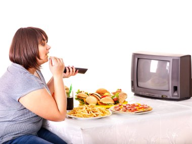 hızlı yemek yeme ve tv izlerken kadın.