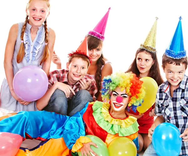 Födelsedag partigrupp av tonåring med clown. — Stockfoto