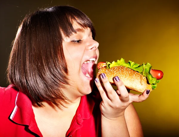 Kobieta jedzenie hamburgerów. — Zdjęcie stockowe