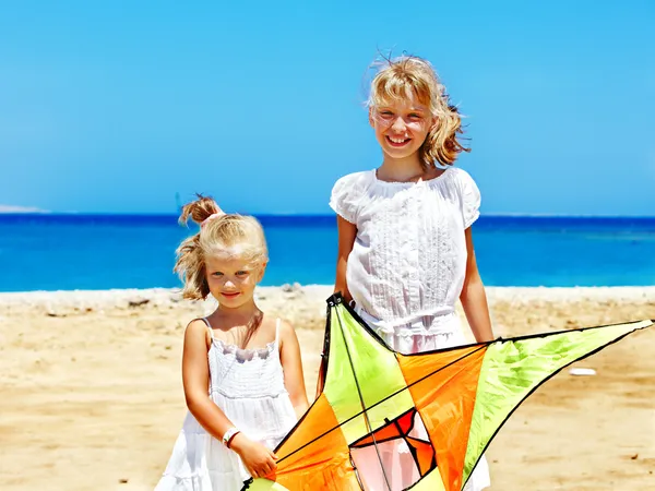 Kid flying kite outdoor. — Zdjęcie stockowe