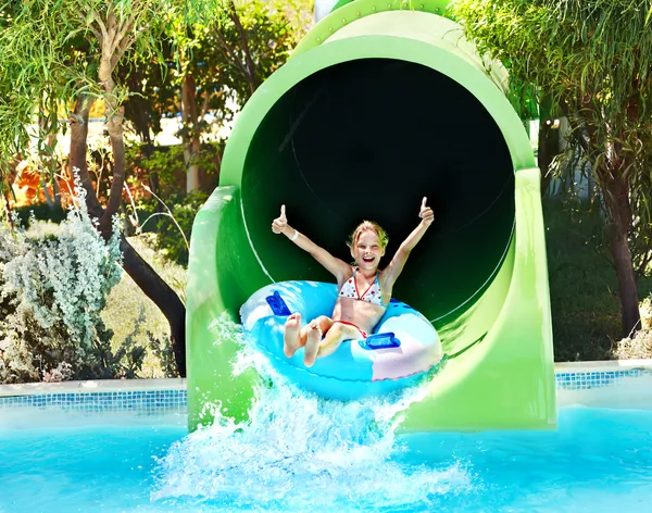 Kind op Wasser Rutsche op aquapark. — Stockfoto