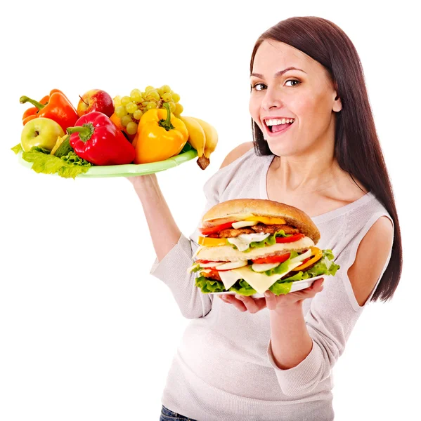 Woman choosing between fruit and hamburger. — Stock Photo, Image