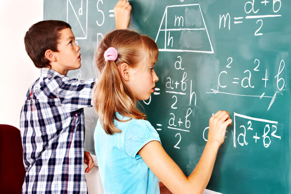 Школьник пишет на доске
.