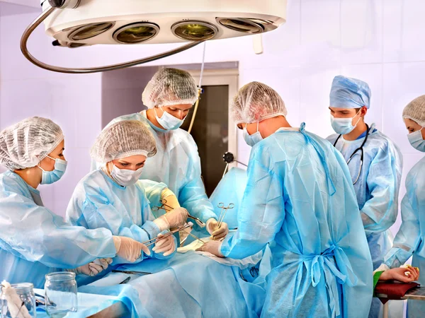 Chirurg aan het werk in de operatiekamer. — Stockfoto