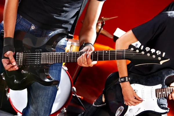 Homem tocando guitarra. — Fotografia de Stock