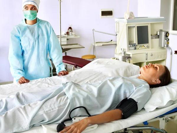 Patient sur brancard dans la salle d'opération . — Photo