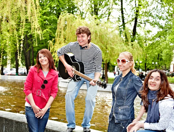 Grupo de no parque da cidade ouvir música . — Fotografia de Stock