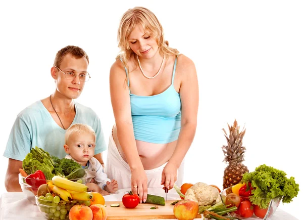 Familie schwangere Frau bereitet Essen zu . — Stockfoto