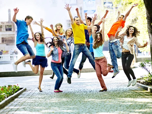 Groep in de zomer buiten. Rechtenvrije Stockafbeeldingen