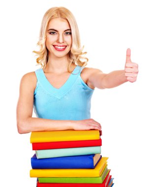 Kız baş gösteren yığın kitapla.