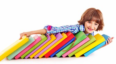 Çocuk kitap yığını ile.