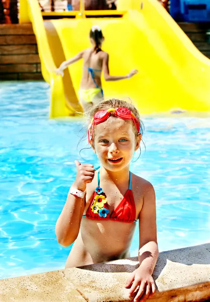 Děti na tobogán na aquapark. — Stock fotografie