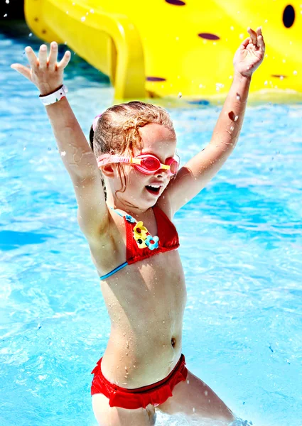 Niño con brazaletes jugando en la piscina . — Foto de Stock