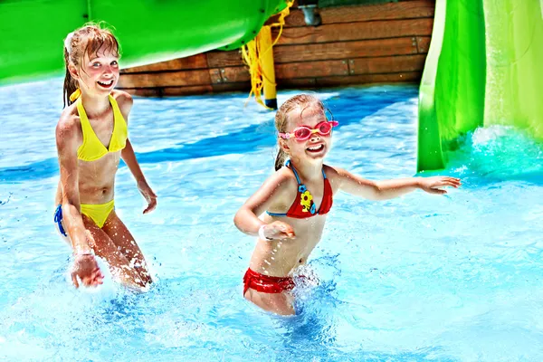 Kinder auf Wasserrutsche im Aquapark. — Stockfoto