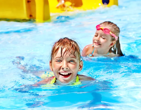 Bambini su scivolo acquatico a aquapark . — Foto Stock