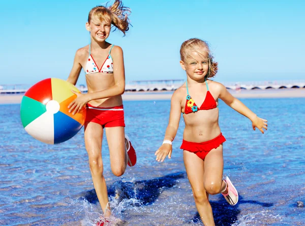 Children holding hands running on beach. — Stock Photo, Image