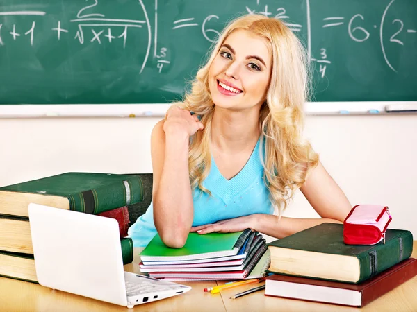 Mulher em sala de aula . — Fotografia de Stock