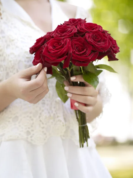 与玫瑰花束新娘 — 图库照片