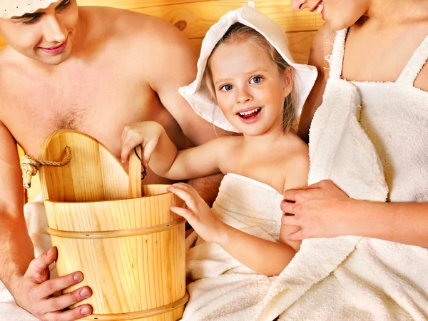 Groep in hat op sauna. — Stockfoto