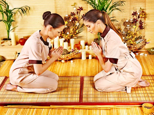 Mujeres en el spa de bambú  . —  Fotos de Stock