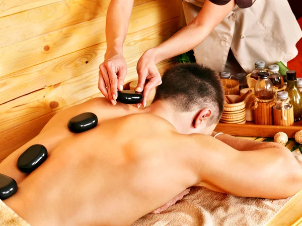 Мужчина получает массаж каменной терапии  . — стоковое фото
