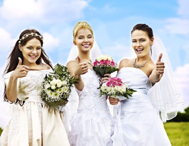 Grup gelin ve damat yaz açık.