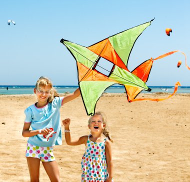 Çocuk uçan uçurtma açık.