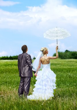 Gelin ve damat yaz açık.