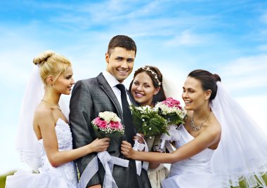 Grup gelin ve damat yaz açık.