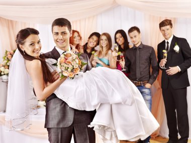 damat gelini ellerinin üstünde taşır. .