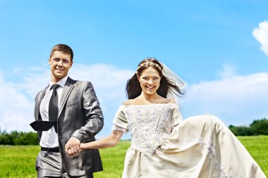 Gelin ve damat yaz açık.