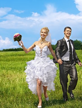Gelin ve damat yaz açık.