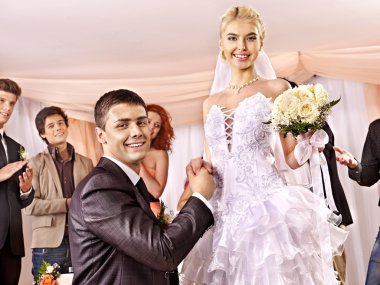 Çift düğün dansı yapmak.