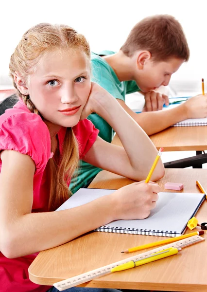 Criança escolar sentada em sala de aula . — Fotografia de Stock