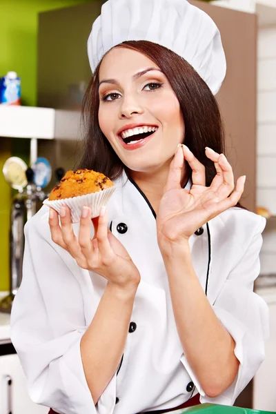 Vrouwelijke chef-kok bedrijf voedsel. — Stockfoto
