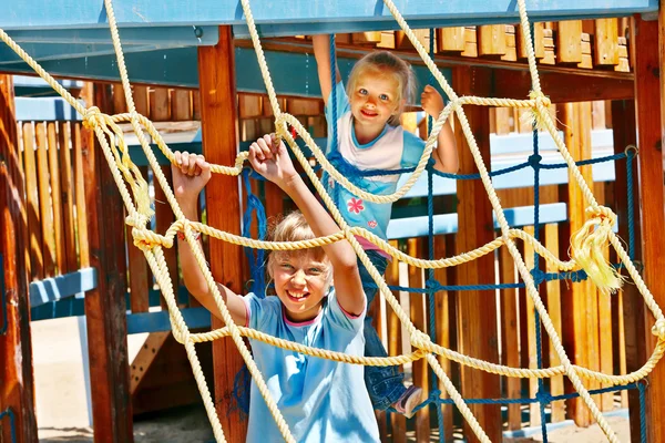 Les enfants sortent pour glisser dans l'aire de jeux — Photo