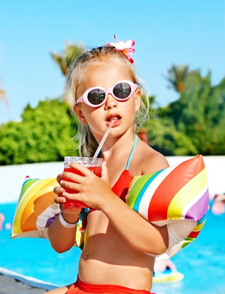 Bambino bere vicino alla piscina . — Foto Stock