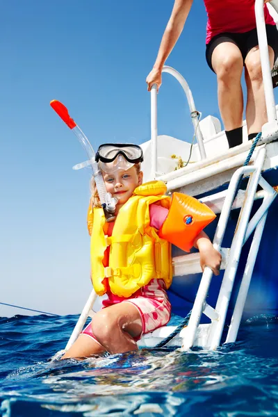 Happy family with child on yacht. — Stock Photo, Image