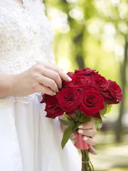 Bruid met roos boeket — Stockfoto